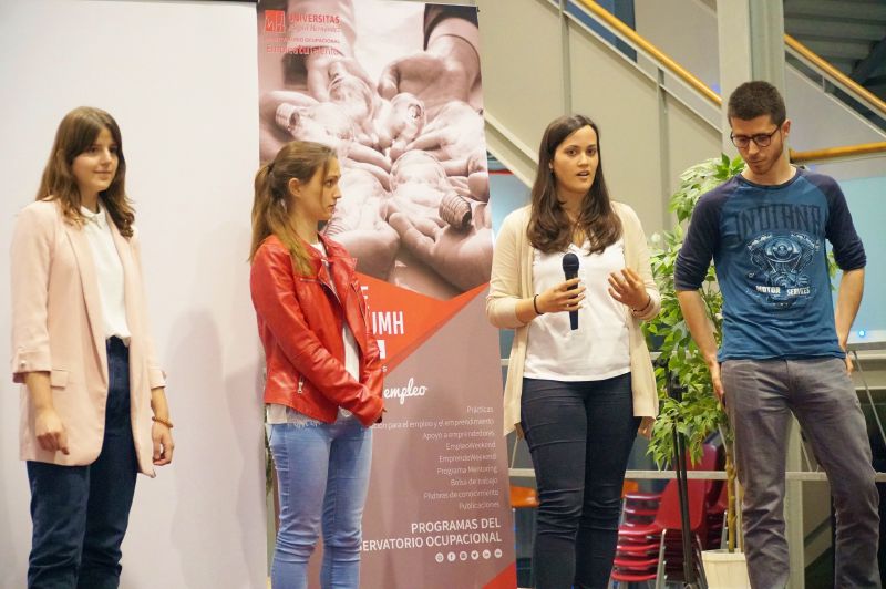 Cuatro jovenes exponiendo un proyecto Emprendeweekend